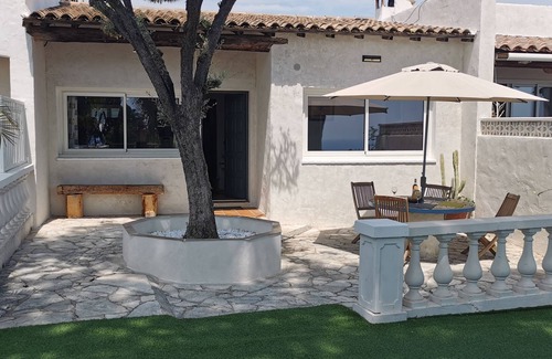 Cagnes-sur-Mer Apartment | Panoramic sea view in a quiet area with swimming pool - parking