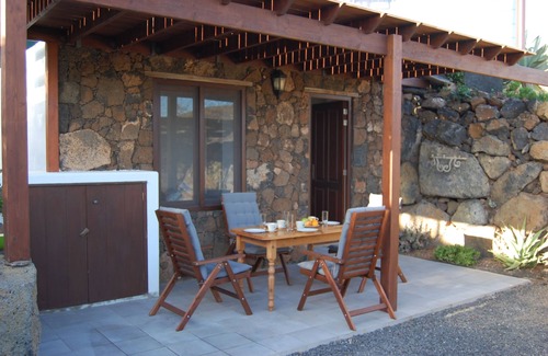 Tabayesco Villa | Panoramic view over the bay of Arrieta, private garden, 1 Km from beach