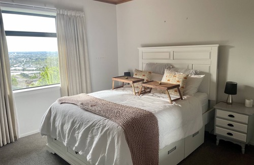 Mount Pleasant House | Panoramic Views and Relaxing Spa