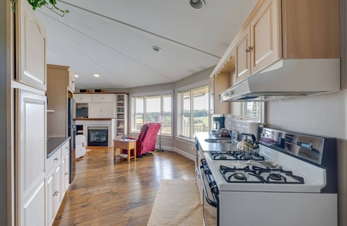 Millersburg Apartment | Panoramic Views: Hillside Millersburg Studio