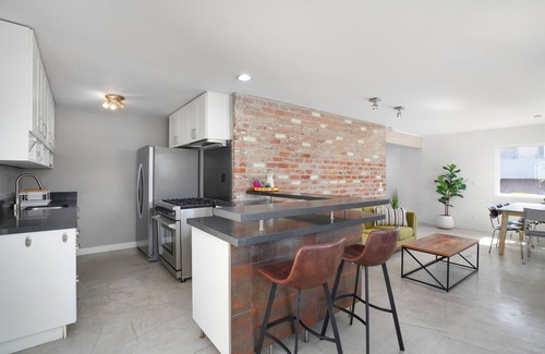 The Strand House | Panoramic Views from Malibu to Palos Verdes and Catalina. Short walk to Strand.
