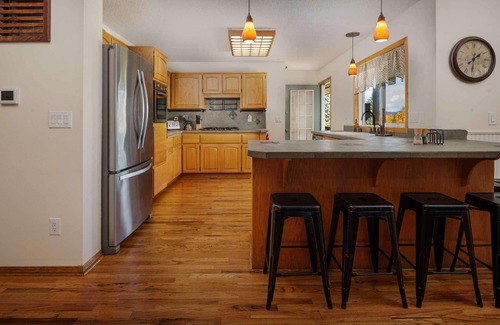 Dundee House | Panoramic Vineyard Views, Pet Friendly, New Deck, Game Room, Ping Pong, Darts, Walk to Vineyards