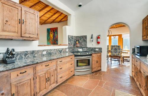 Glorieta House | Panoramic Vistas and Hot Tub Adobe Near Pecos River