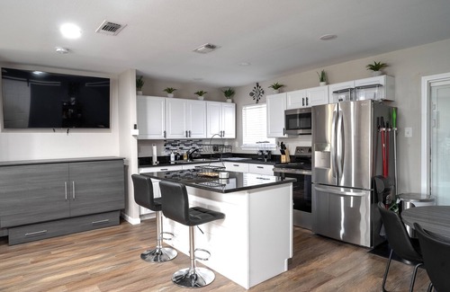 Arena District House | Pansy's Palace Near Frost Bank Center & Downtown