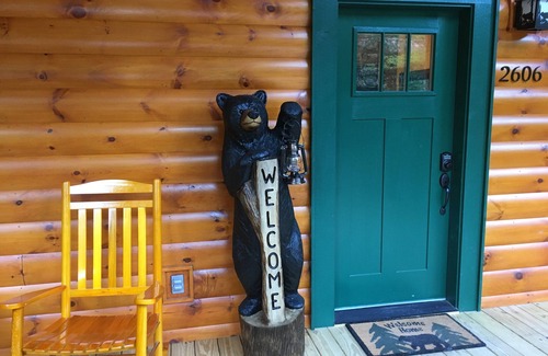 Gatlinburg - Pigeon Forge Cabin | Papa Bear’s Retreat, Cedar Falls, 2 BD, 3 BA, Queen Bunk Bed in loft, Fireplaces