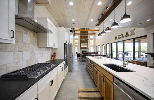 Broken Bow Cabin | Papa Casa- 7bd with Pool and 2 Hot tubs