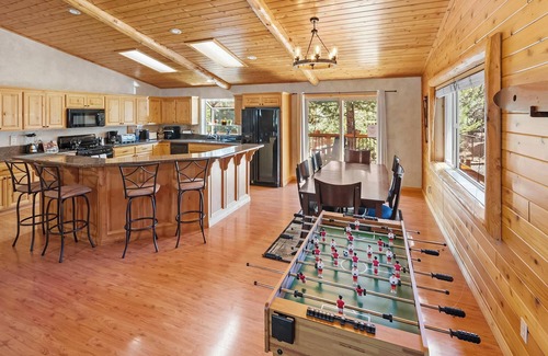 Eagle Mountain Estates Cabin | Papas's Lodge By Destination Big Bear:Pet Friendly! Close to the Lake! Central A/C! 2 En-Suite Bedrooms! Hot Tub!