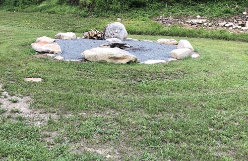 Bryson City House | Papaws Creekside Cabin is Handicap accessible. Starlink Internet