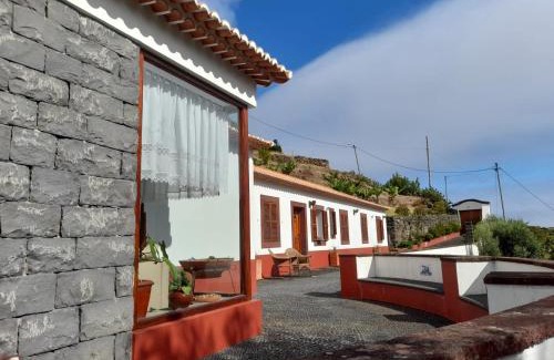 Faial House | Paraíso Resiliente