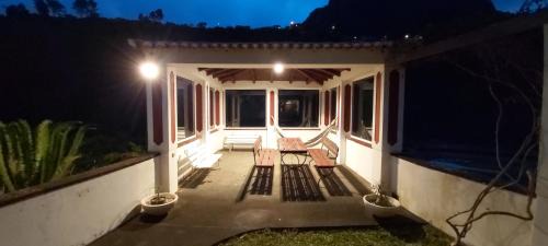 Faial House | Paraíso Resiliente