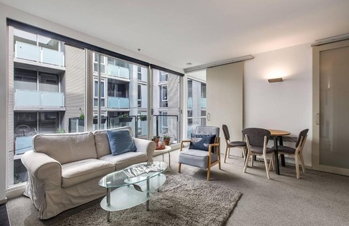 East Melbourne Apartment | Parade Place - A Central Balcony Stay