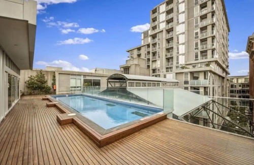 East Melbourne Apartment | Parade Place - A Central Balcony Stay