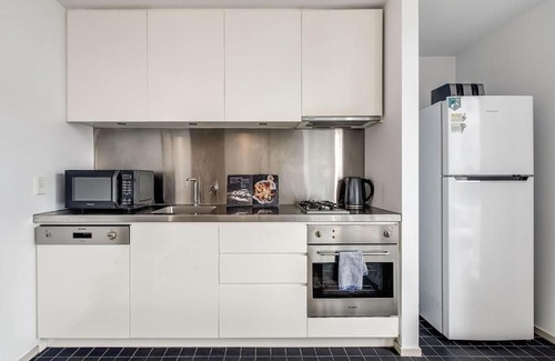 East Melbourne Apartment | Parade Place - A Central Balcony Stay