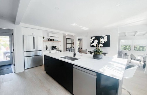 Del-Ida Park Historic District House | Paradise 101: Modern Beach House steps to The Ave; Heated Pool + Hot Tub