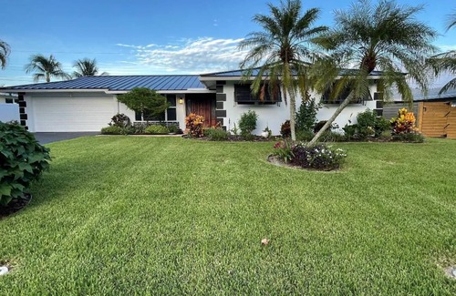 Tequesta House | Paradise at Its' Best. Your Home Away From Home.Pets welcome & Tesla Charger