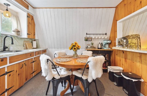 East Dalhousie Cottage | Paradise cove- lakefront cottage with Hot Tub