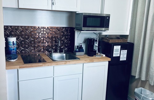 South Peninsula Historic District Condo | Paradise Cove ~ Studio Condo near the Beach