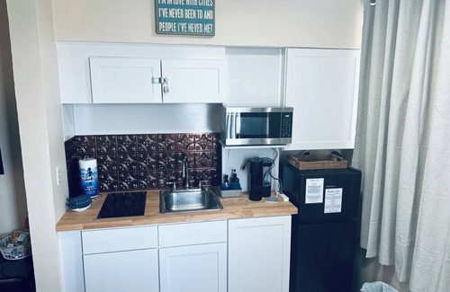 South Peninsula Historic District Condo | Paradise Cove ~ Studio Condo near the Beach