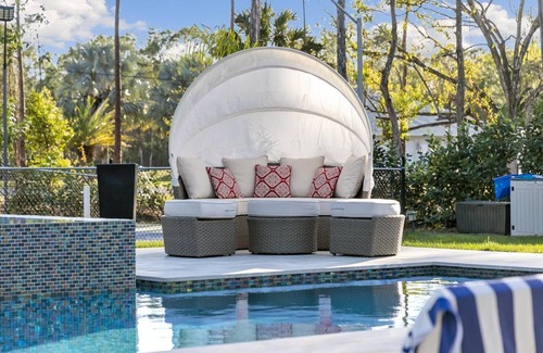 Naples House | Paradise Escape: Luxe Pool 7BR Villa -10 Min to Beach & DT - 3900ft2 -PickelBall