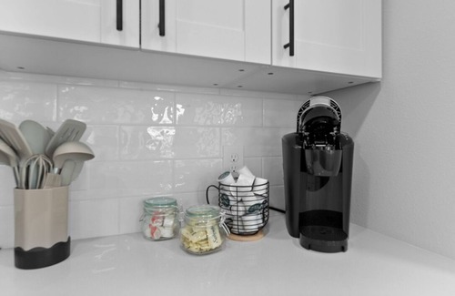 Southside Apartment | Paradise Escape: Stylish 3BR/2BA with Pool & Gym