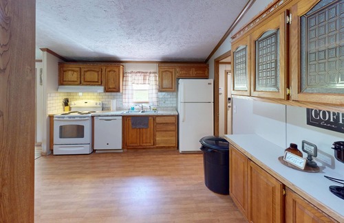 Victor House | “Paradise Hill” A Charming 3-bedroom house in the country.