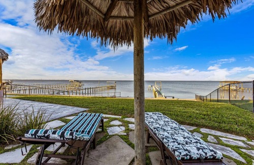 Bacliff House | Paradise HomenSpacious 5-bedroom house sleeping 14 ,WiFi in lovely Bacliff.