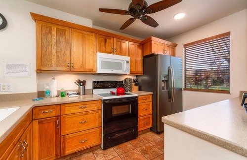 Downtown Lahaina House | Paradise in Puamana just steps to the Pacific Ocean 4 king beds