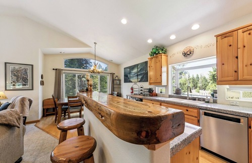 Tahoe Paradise House | Paradise in the Pines: Hot Tub, BBQ, Pet Friendly