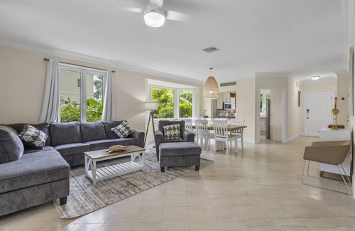 Nassau House | Paradise Island, Family Home, Spacious, Pool, Atlantis.Service and Essentials