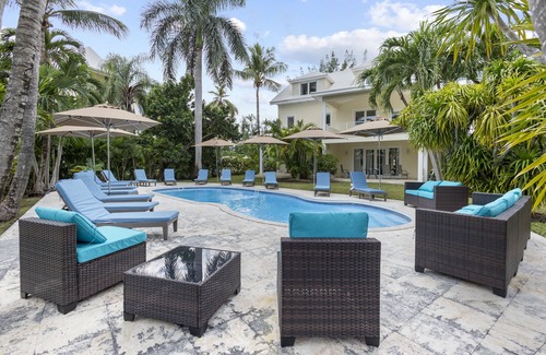 Nassau House | Paradise Island, Family Home, Spacious, Pool, Atlantis.Service and Essentials