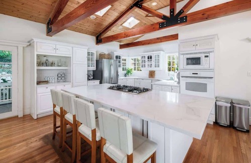 Mount Helix House | Paradise Lagoon Resort Style Pool Getaway