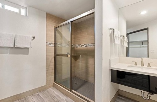 Winnetka Hotel | Paradise Lodge - Canoga Park