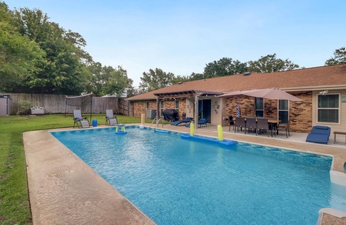 Long Beach House | Paradise Near Beach w/Private Pool sleeps 12