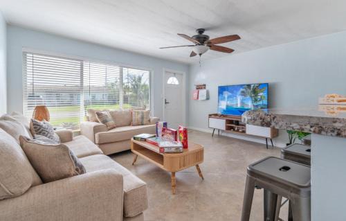 Pompano Beach House | Paradise Oasis with Heated Pool 8 mins from the Beach!