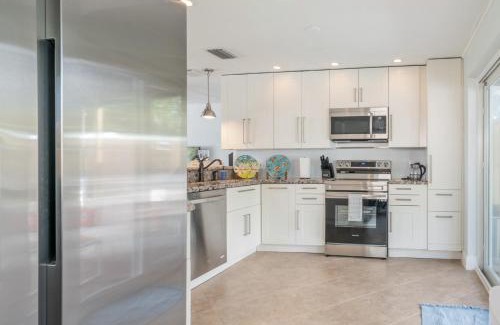 Pompano Beach House | Paradise Oasis with Heated Pool 8 mins from the Beach!