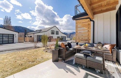 Wapato Point House | Paradise on the Point