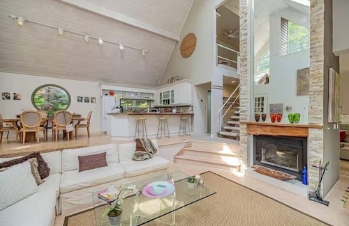 Caledon House | PARADISE OVERLOOKING THE BUBBLING CREDIT RIVER SURRONDED BY LUSH MATURE GARDENS