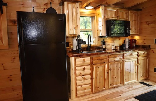 Millersburg Cabin | Paradise Peak “Hummingbird”Cabin With Jacuzzi Tub