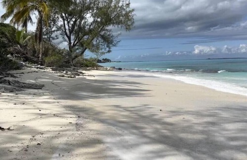 Tar Bay House | Paradise Point Ocean Front Home-Close to Airport