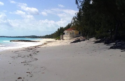 Tar Bay House | Paradise Point Ocean Front Home-Close to Airport