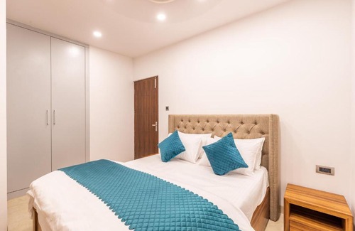 Shimla Apartment | Paradise Retreat Mountain view 2bhk by Roamhome
