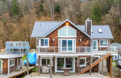 Clinton House | PARADISE SANDY WATERFRONT ON WHIDBEY ISLAND Once Upon A Tide
