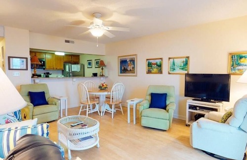 Carolina Beach Condo | Paradise Towers 504 - Oceanfront Complex with Full Size Swimming Pool