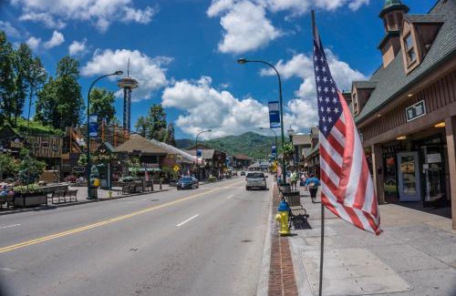 Gatlinburg - Pigeon Forge House | Paradise View by American Patriot Getaways