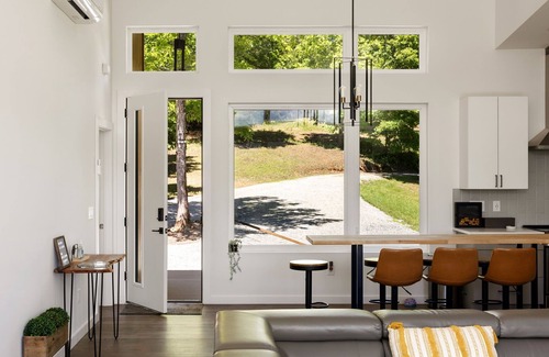 Young Harris Cabin | Paradise View is a 4BR/3BA retreat for 8 in the North Georgia mountains. Enjoy panoramic fall foliage, cozy screened patio, hammock, firepit, game room, and chef’s kitchen. Dog-friendly and perfect for families, groups, or remote work.