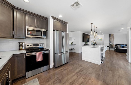 Valencia Park House | Paradise View: Luxury Pool & Spa Retreat