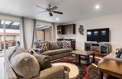 Santa Clara House | Paradise Village Family Gem ~ HotTub ~ Water Park