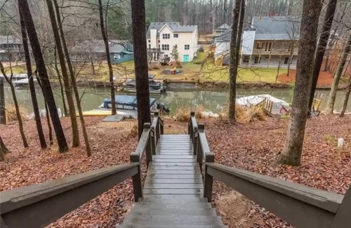 Waleska House | “Paradyess Cove” a welcoming lakefront home and golf community