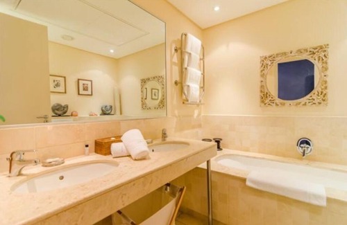 Victoria and Alfred Waterfront Apartment | Parama 003 Secure, Luxurious Waterfront Apartment