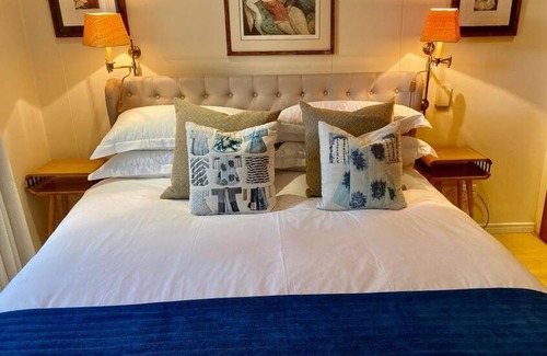Victoria and Alfred Waterfront Apartment | Parama 003 Secure, Luxurious Waterfront Apartment